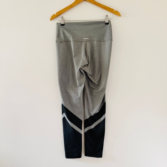 Aerie Gray & Black Chill Play Move Leggings - Picture 2 of 3